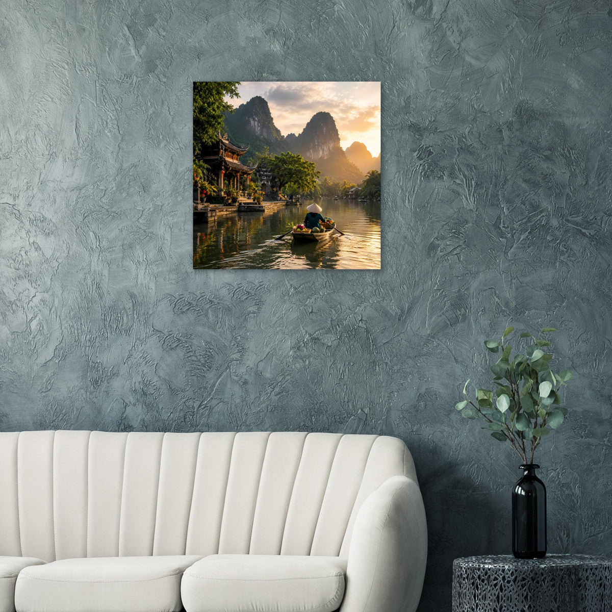 Wandposter mit Flusslandschaft, Booten auf dem Wasser und Sonnenuntergang vor Bergmassiv