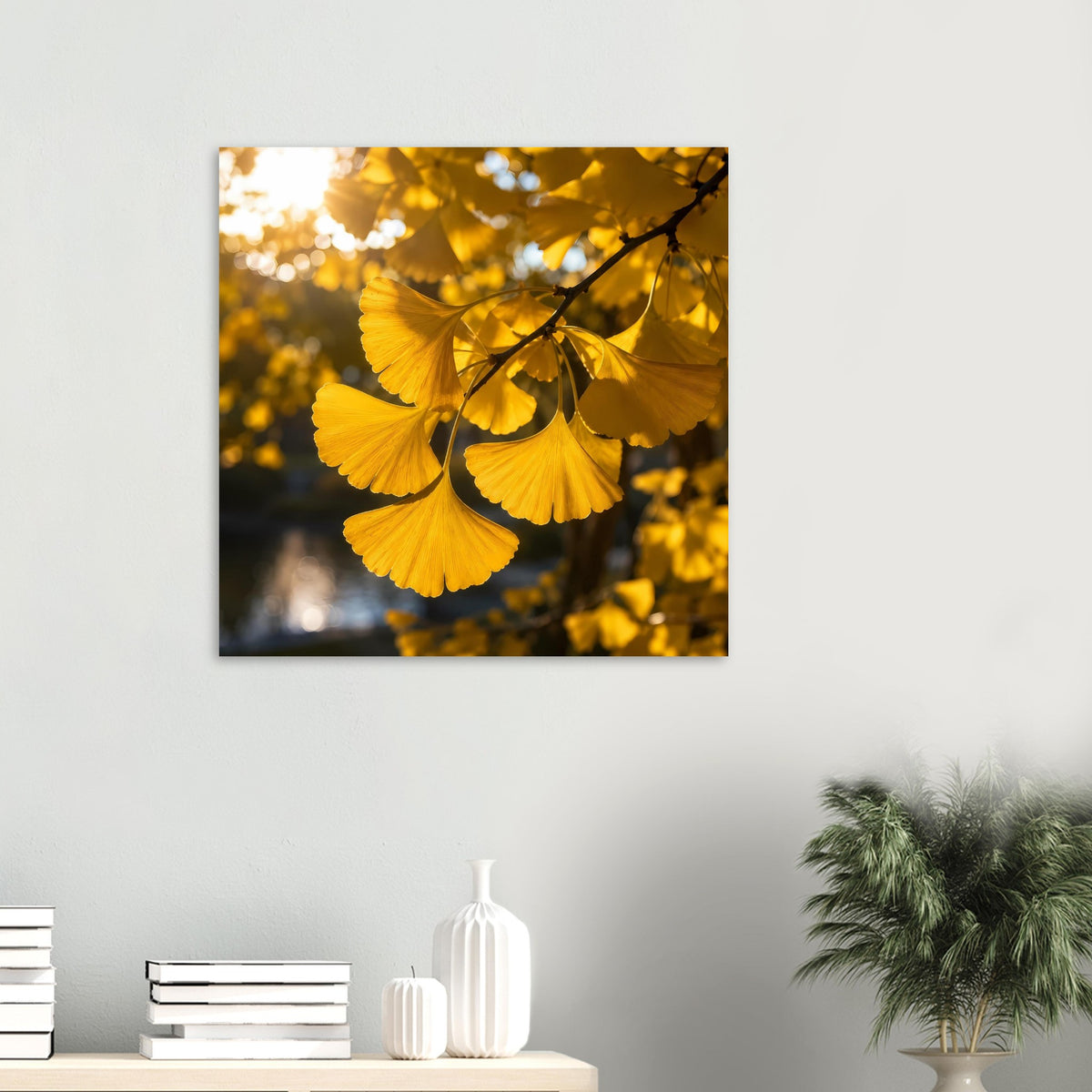 Quadratisches Poster: goldene Ginkgoblätter im warmen Licht, schwarz gerahmt