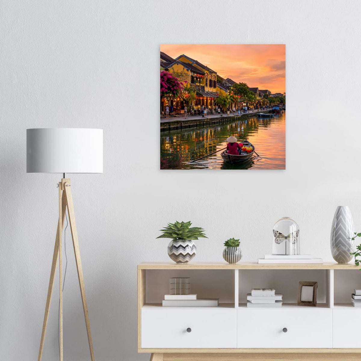 Wandposter mit Sonnenuntergang über dem Fluss, Boot mit Personen im Vordergrund