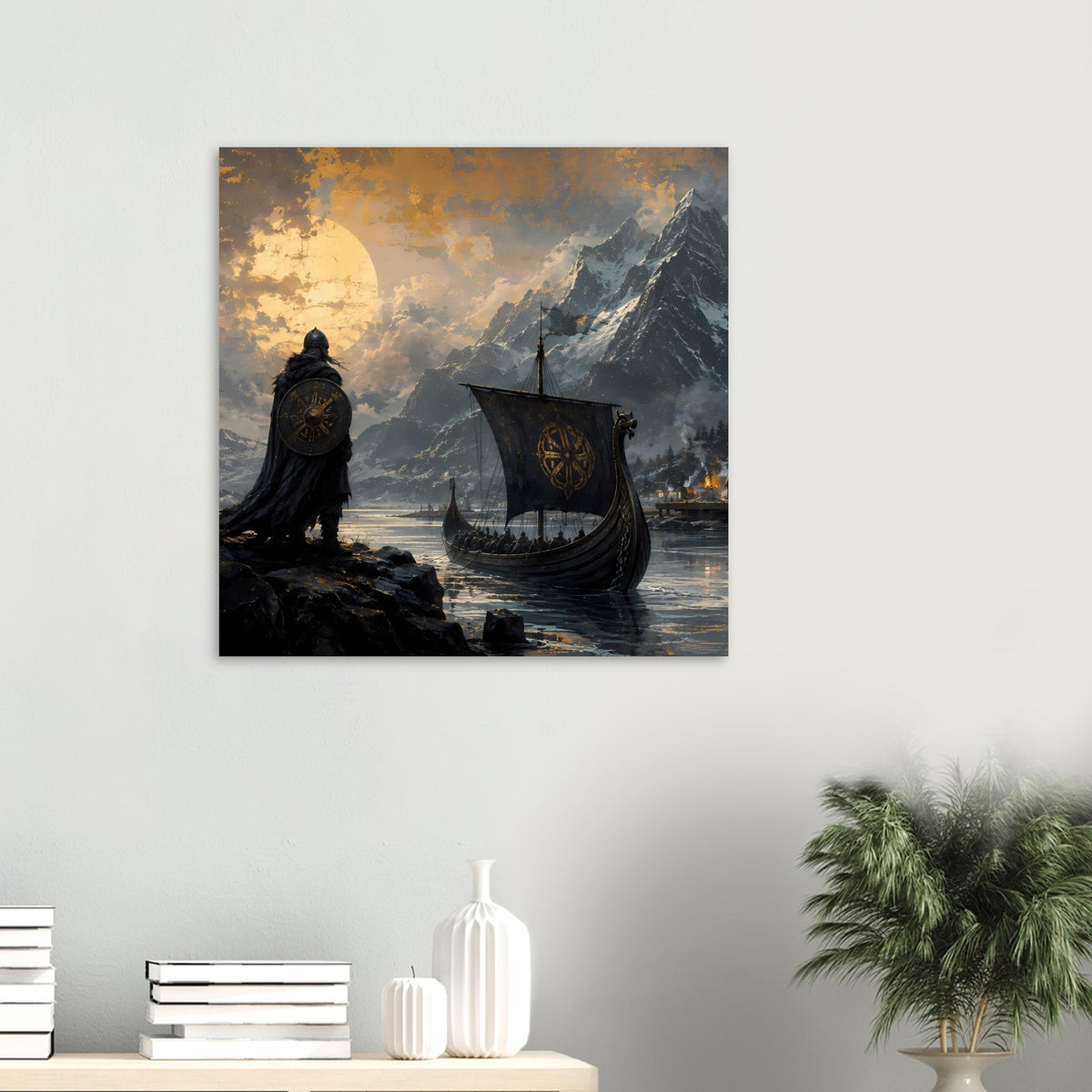 Wikinger-Poster: Krieger am Fjord mit Drachenboot und nordischen Bergen bei Mondlicht
