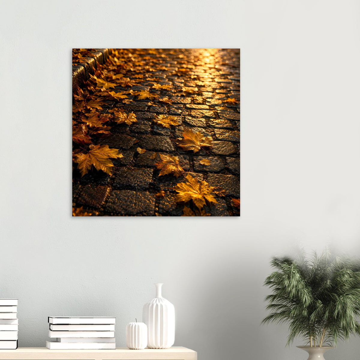 Quadratisches Poster mit herbstlichem Laub in Gold auf dunkler Steinfläche, matt