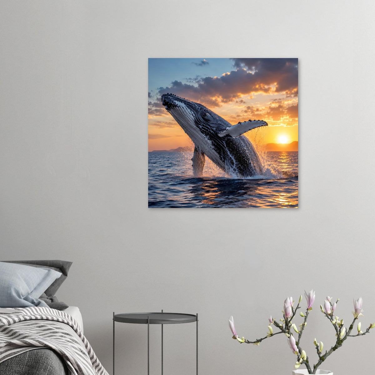 Kleines Poster mit springendem Buckelwal an der Wand, dunkler Wal und Meer