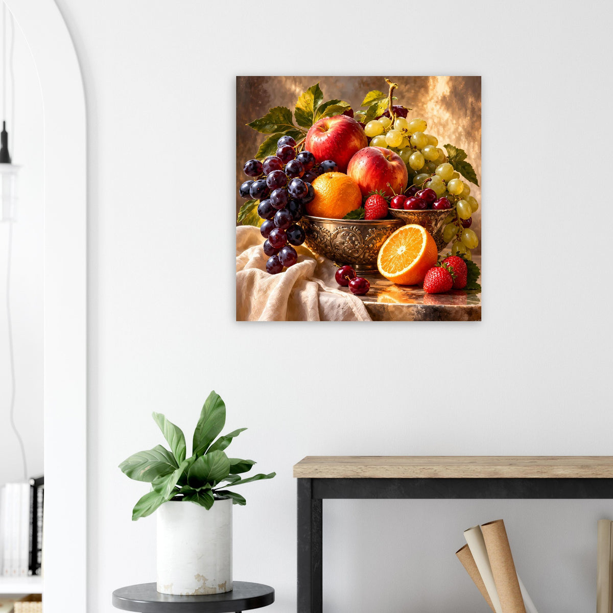 Gerahmtes Stillleben-Poster mit Obstschale: Weintrauben, Erdbeeren und Orangenhälfte.