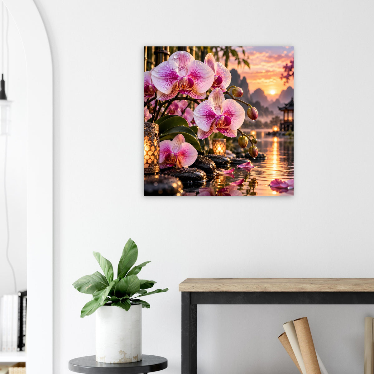 Poster mit rosa Orchideen und See; im Hintergrund goldener Sonnenuntergang und Lichter