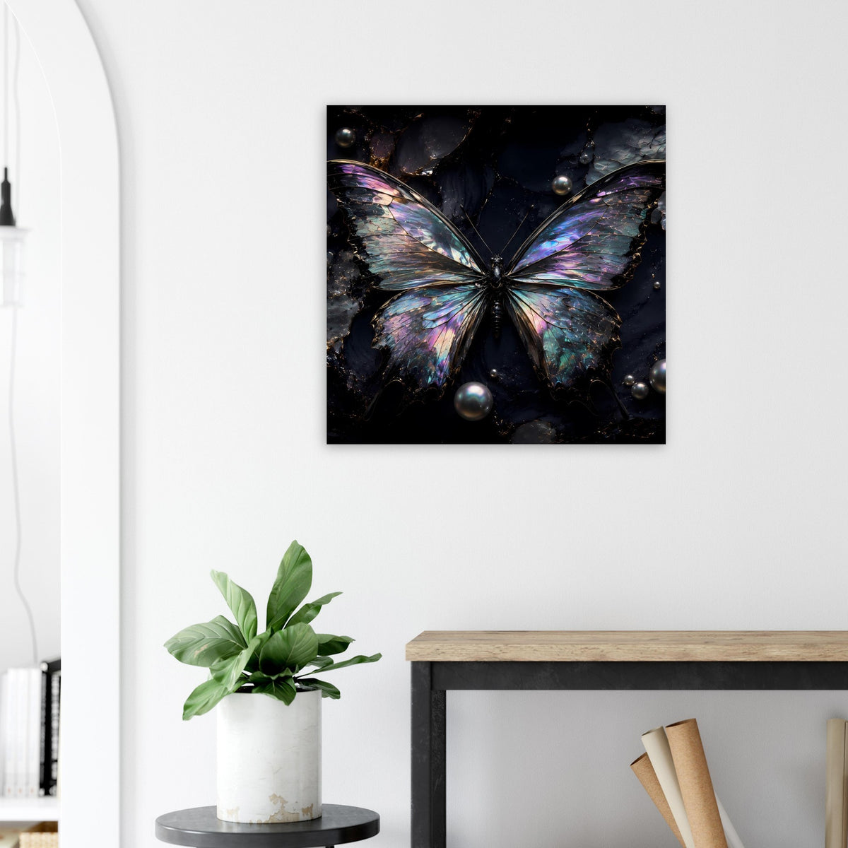 Quadratisches Poster mit Schmetterling-Motiv und funkelnden Akzenten auf dunklem Grund