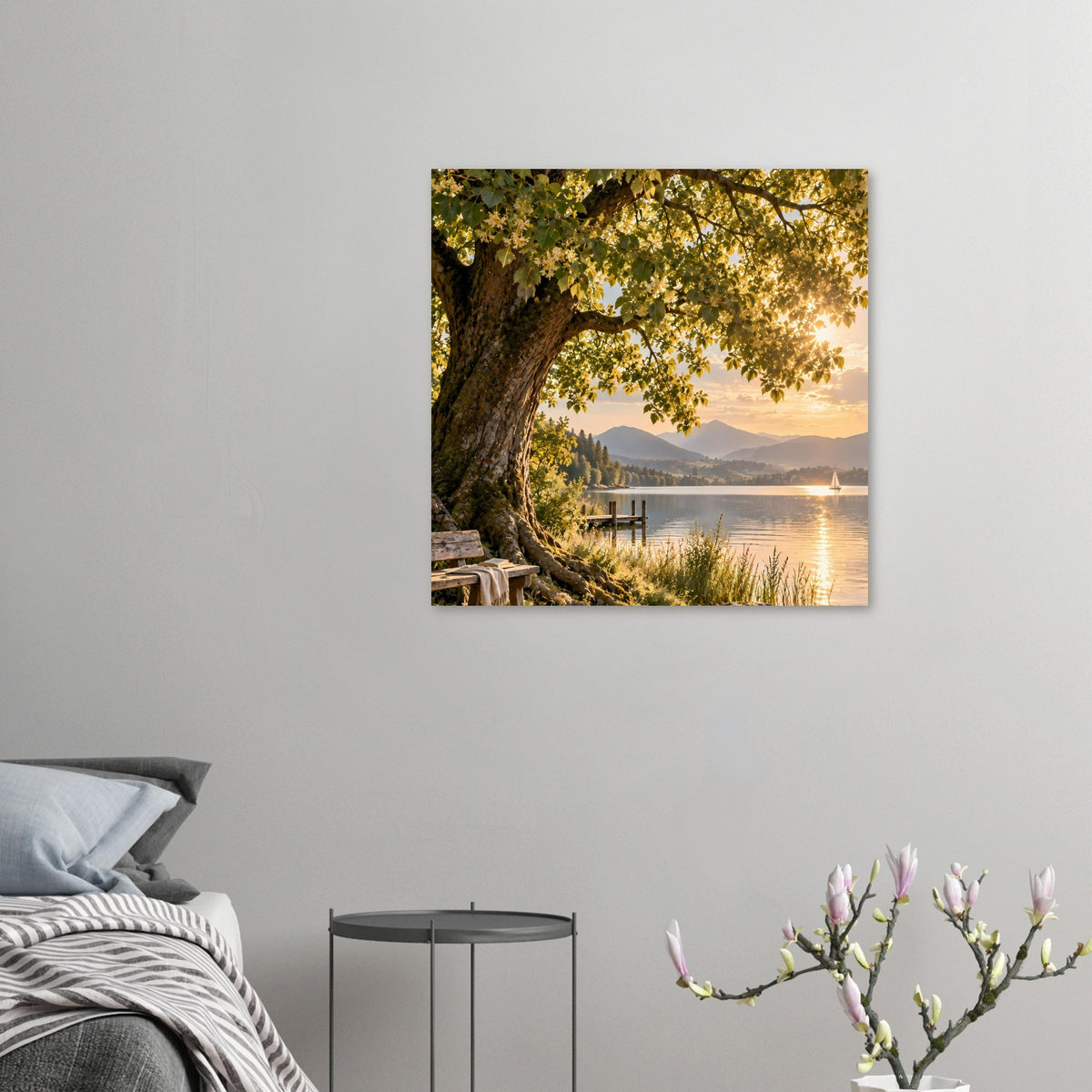 Naturposter mit Baum am See, schimmernder Wasseroberfläche und Steg in der Ferne