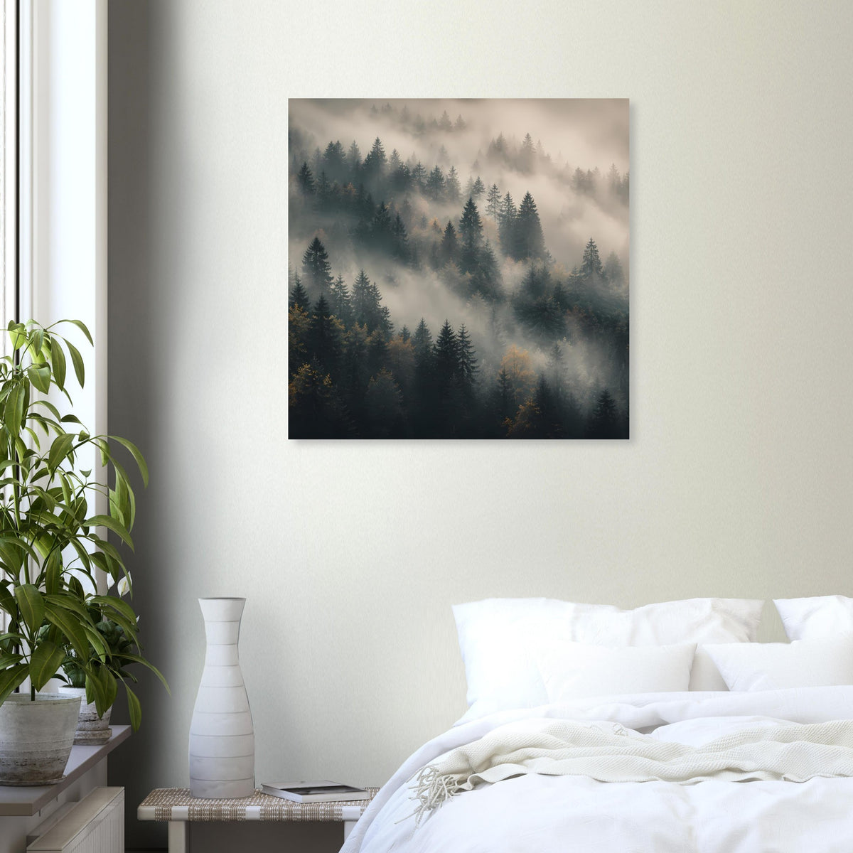 Quadratisches Poster mit Tannen im Nebel, ruhiger Waldhang im schwarzen Rahmen