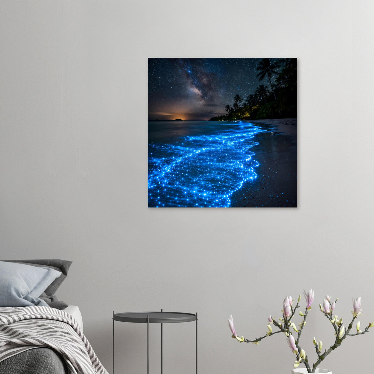 Strandposter mit blau leuchtenden Wellen im Nachtmeer und Palmen am Ufer