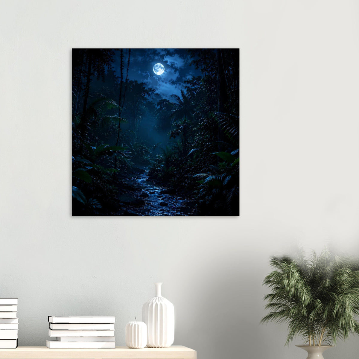 Quadratisches Poster mit schwarzem Rand: nächtlicher Dschungelpfad, blauer Mond im Nebel