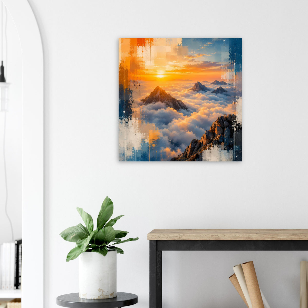 Quadratisches Landschaftsposter: Berge im Nebel vor Sonnenaufgang, orangefarbene Wolken und Blau