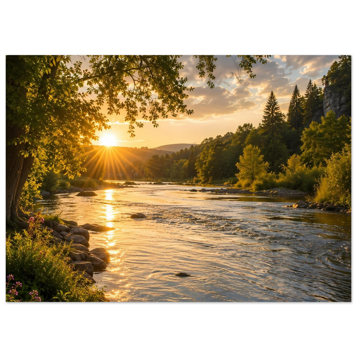 Naturposter im Querformat: ruhiger Fluss unter Abendhimmel, Baumkronen links ins Bild