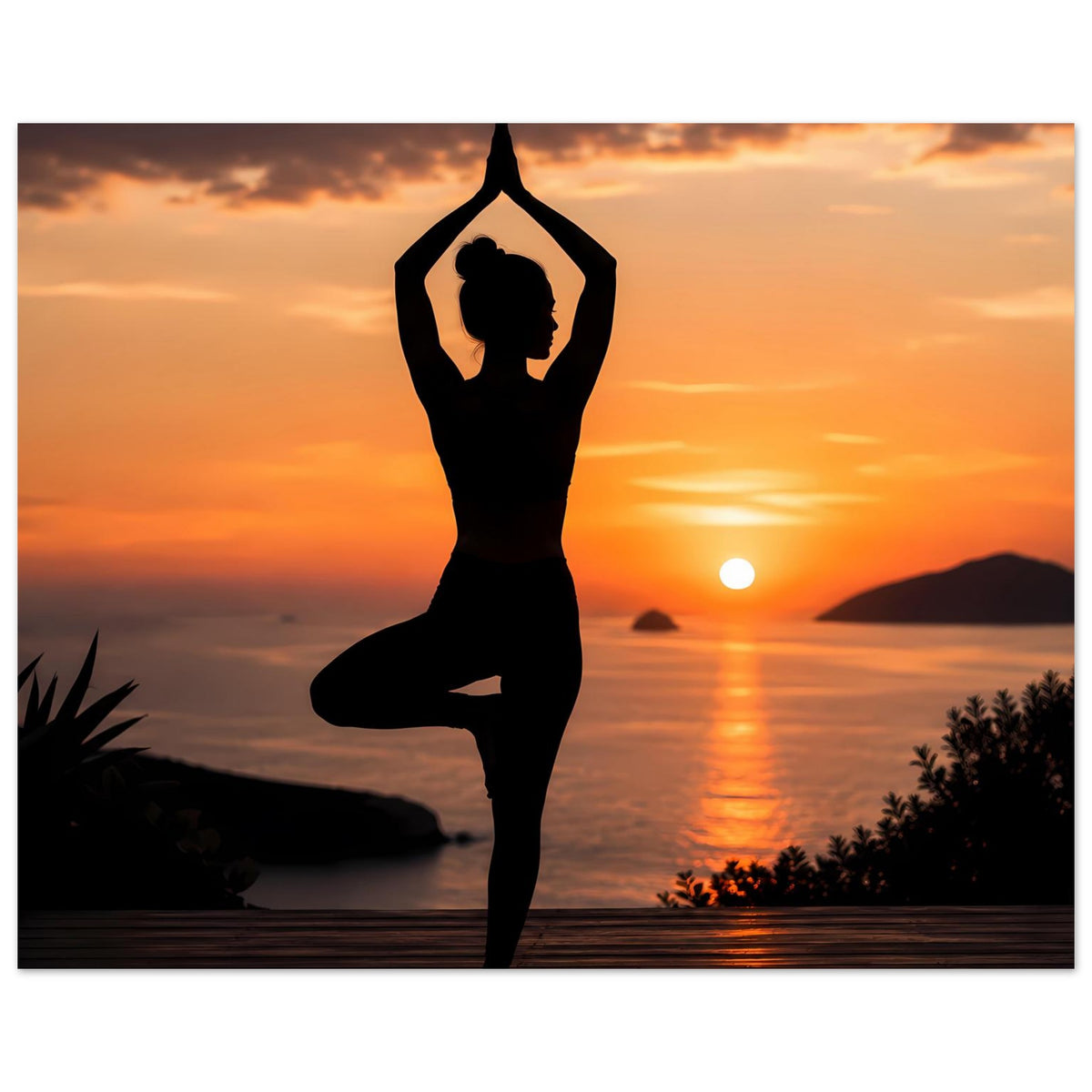 Yoga-Poster: schwarze Silhouette im Lotussitz, umrahmt von orangefarbenem Sonnenuntergang