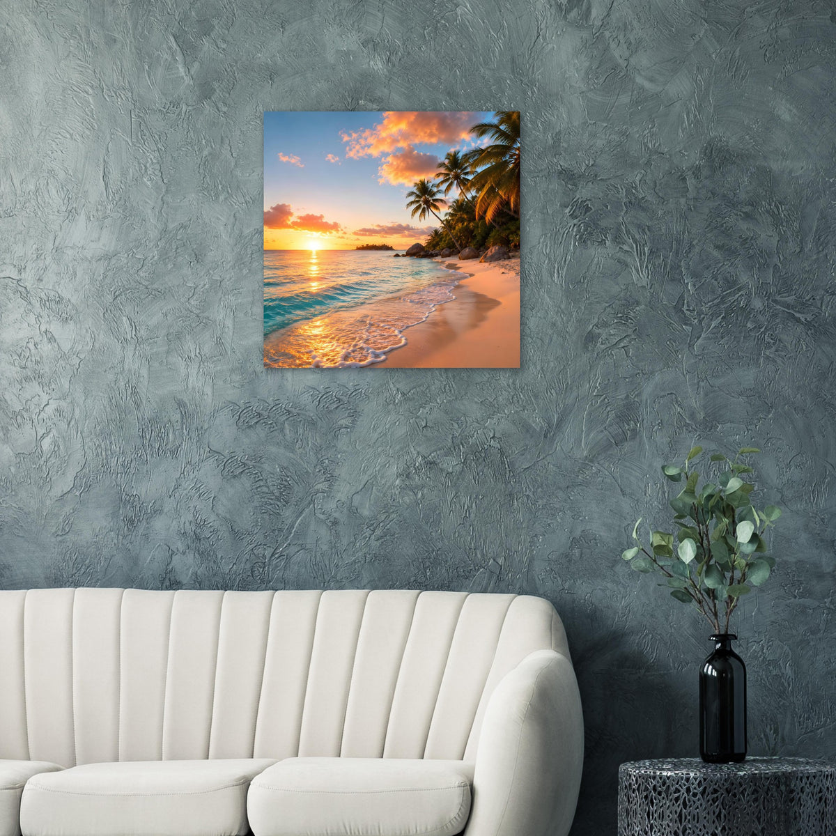 Quadratisches Poster mit tropischem Strand bei Sonnenuntergang, Palmen und reflektierenden Wellen.