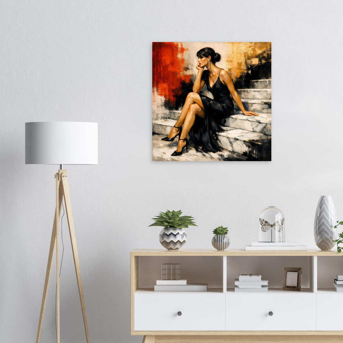 Quadratisches Poster: Frau im schwarzen Kleid sitzt auf Steinen, rot-goldener Farbverlauf