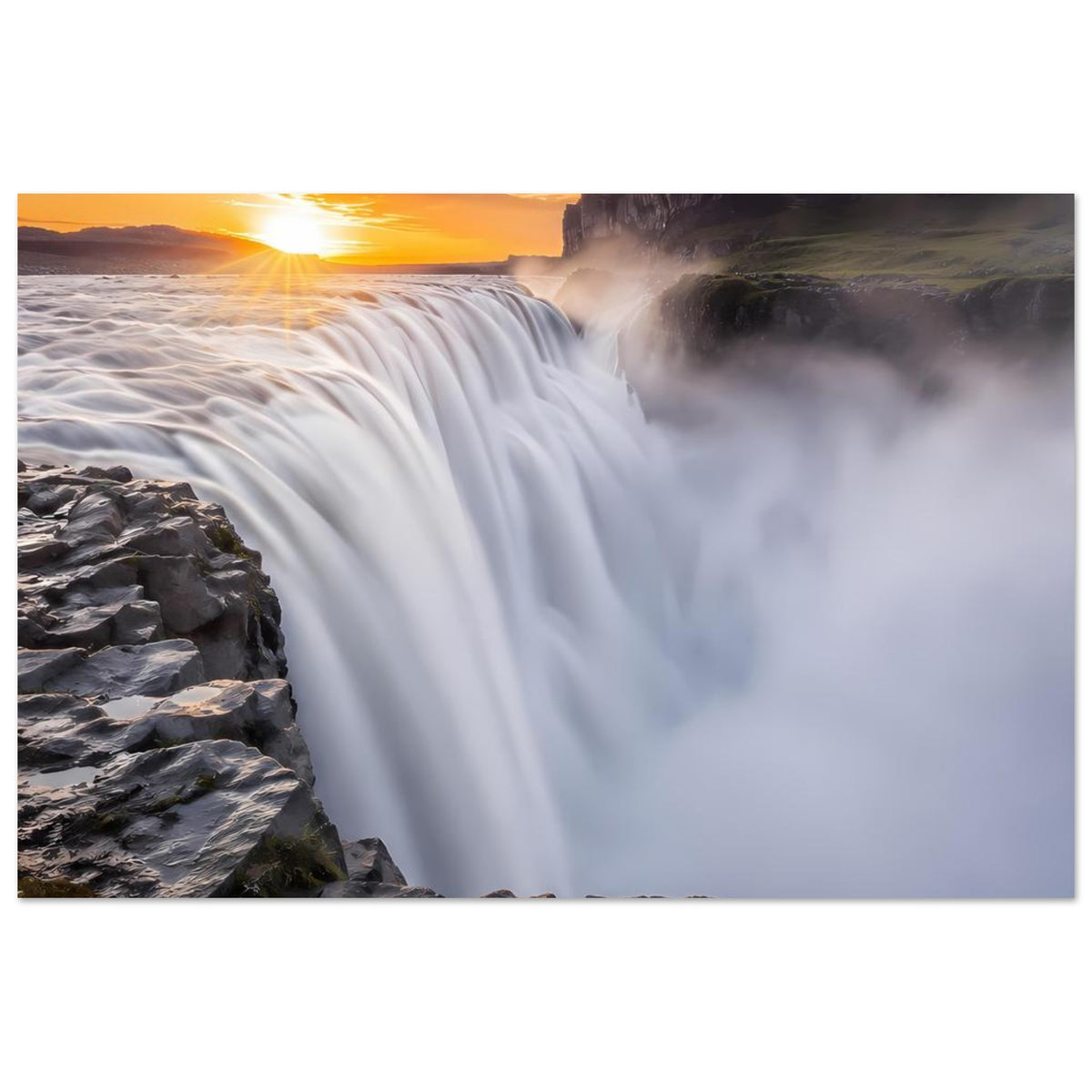 Wasserfall-Poster mit Sonnenuntergang, breitem Wasserfall und Nebel über den Felsen