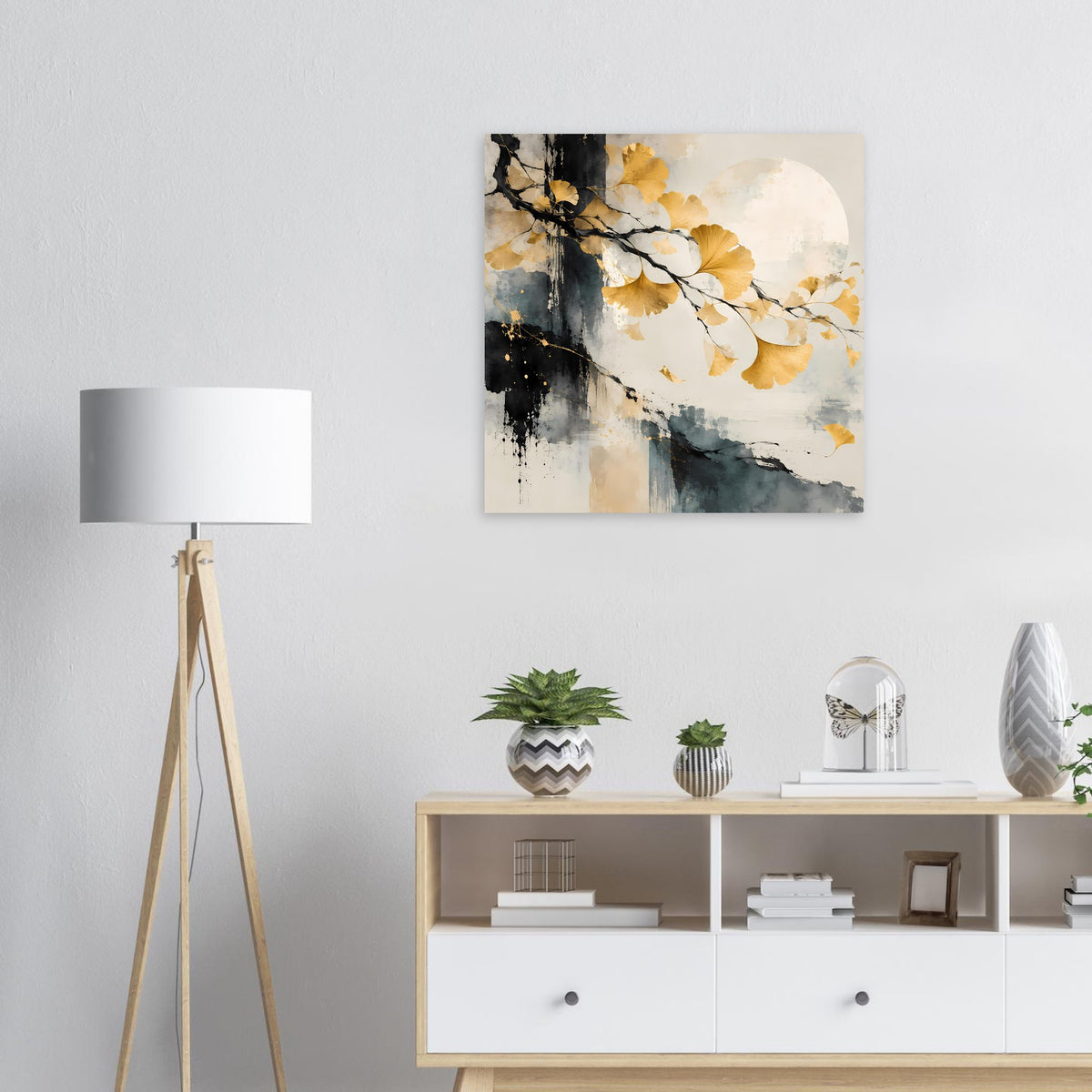 Kunst-Poster mit goldenem Gingkoblatt, Aquarellfarben und schwarzen Pinselstrichen
