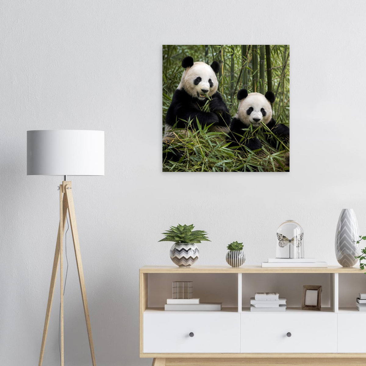 Wandposter mit zwei Pandas, umgeben von grünem Bambusgras