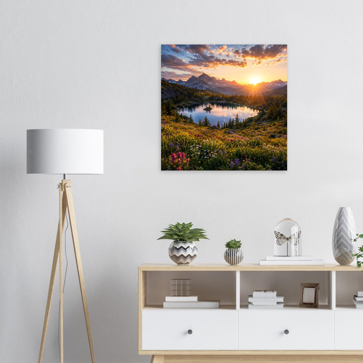 Quadratisches Wandposter: Bergsee, Berge und blühende Wiesen im Abendhimmel