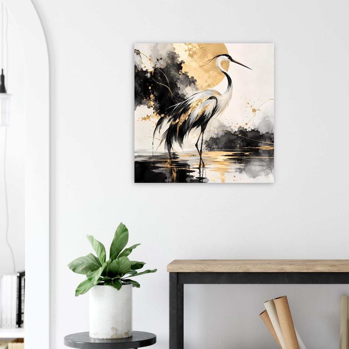 Vogelposter mit schwarzem Kranich auf Wasserlinie, goldene Farbsprenkel