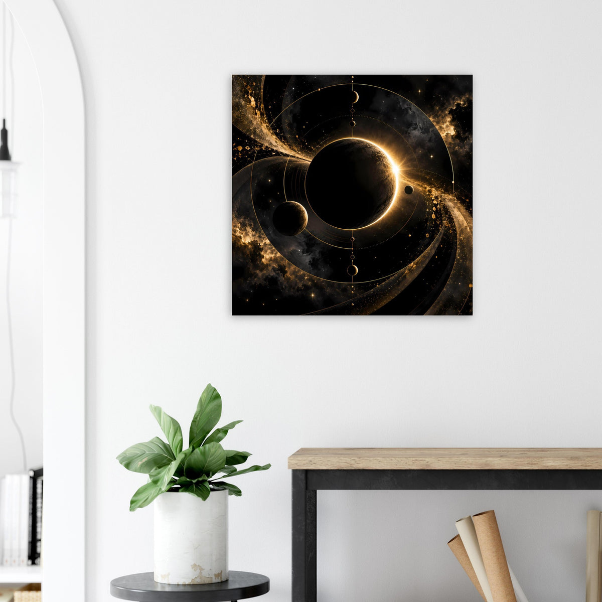 Quadratisches Weltraum-Poster mit goldener Lichtbahn über dunklem Planeten und Ringen