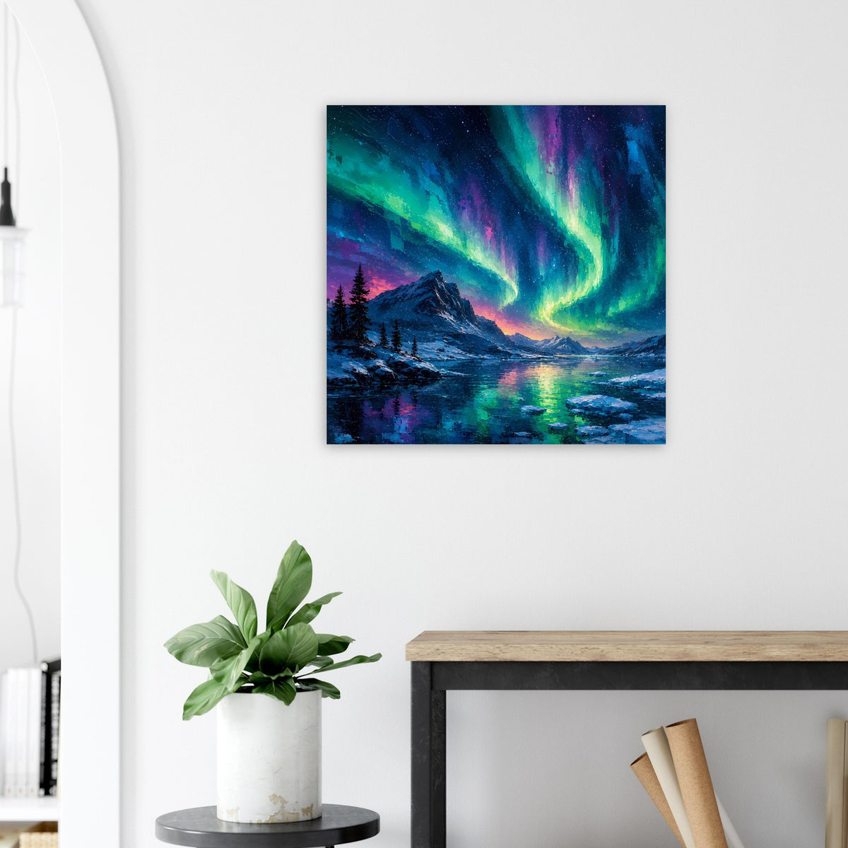 Quadratischer Poster mit Nordlichtern über See und Bergen, Tannen im Vordergrund, blau-grün-violett