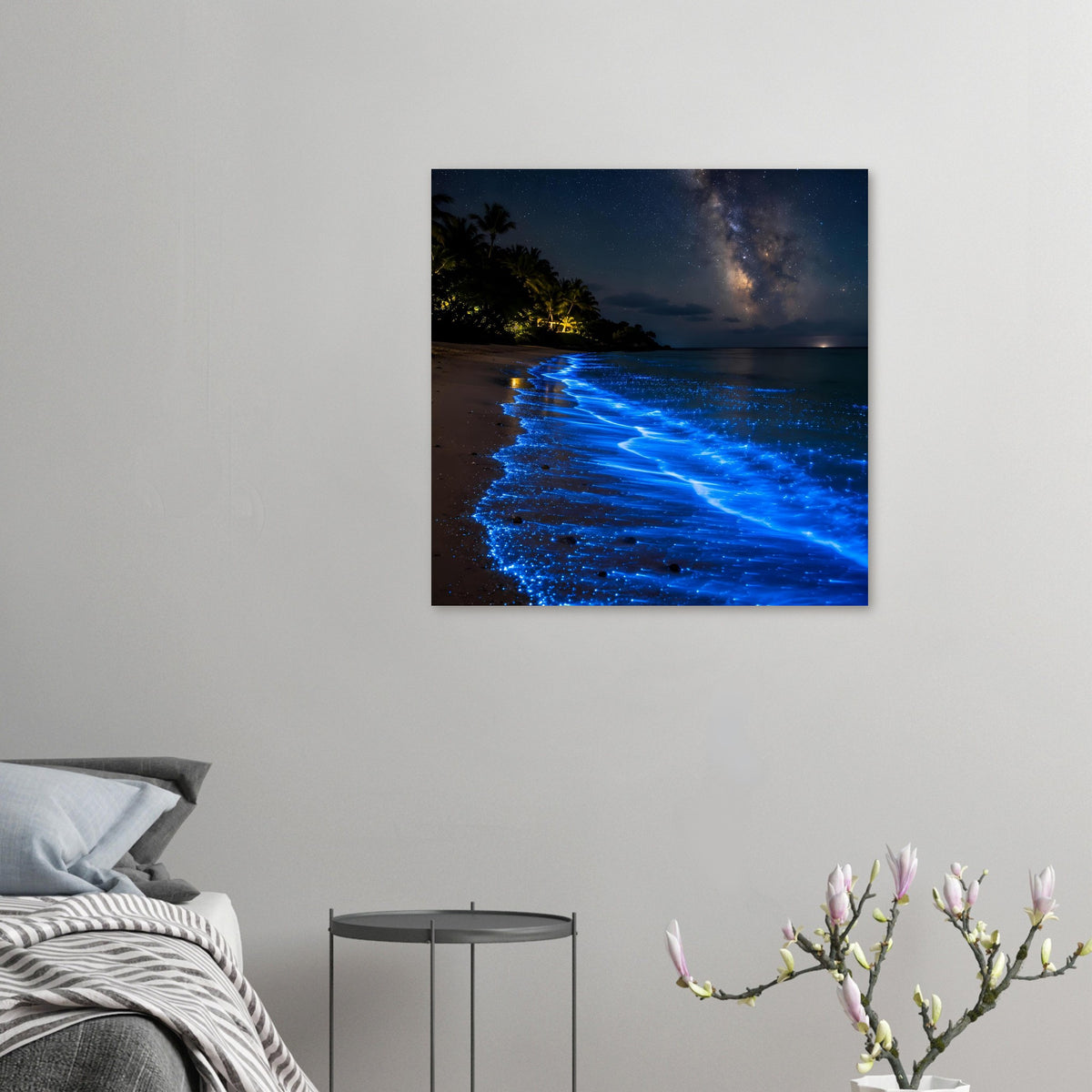 Kleines Poster mit leuchtend blauen Wellen am Strand und Sternenhimmel