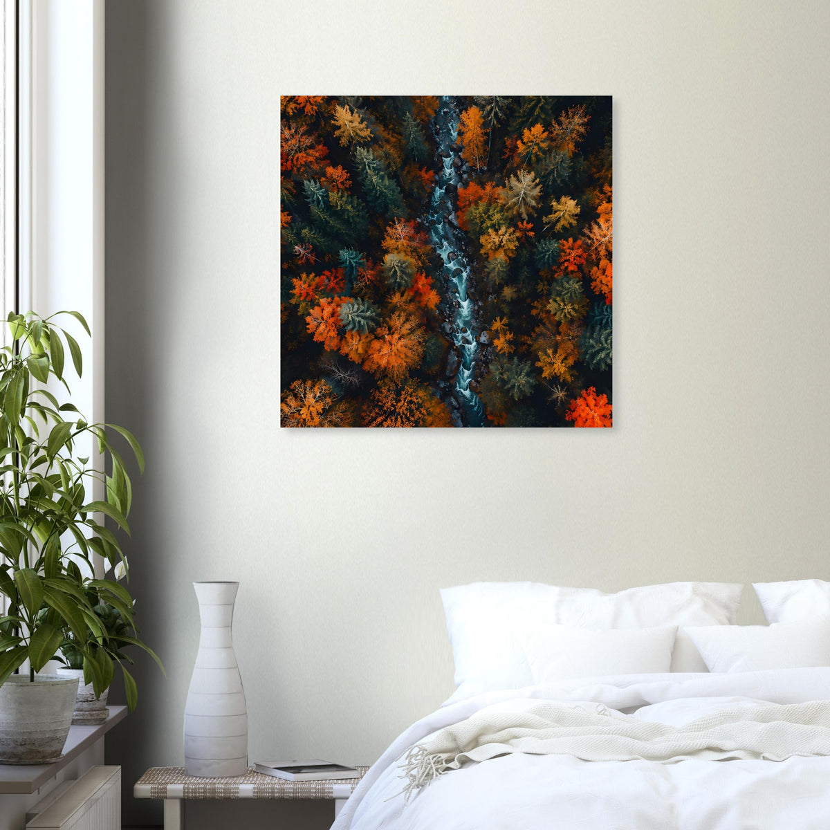 Quadratisches Poster mit Herbstwald und Bachlauf, orange und gelbe Blätter, dunkle Bildmitte.