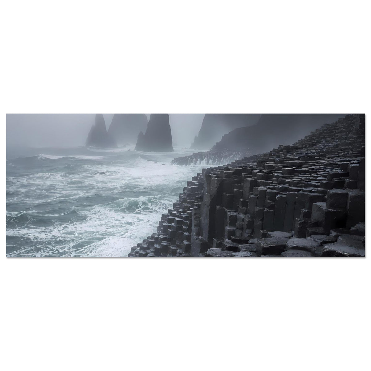 Horizontales Poster: dunkle Basaltsäulen am Meer mit Nebel über der Küste