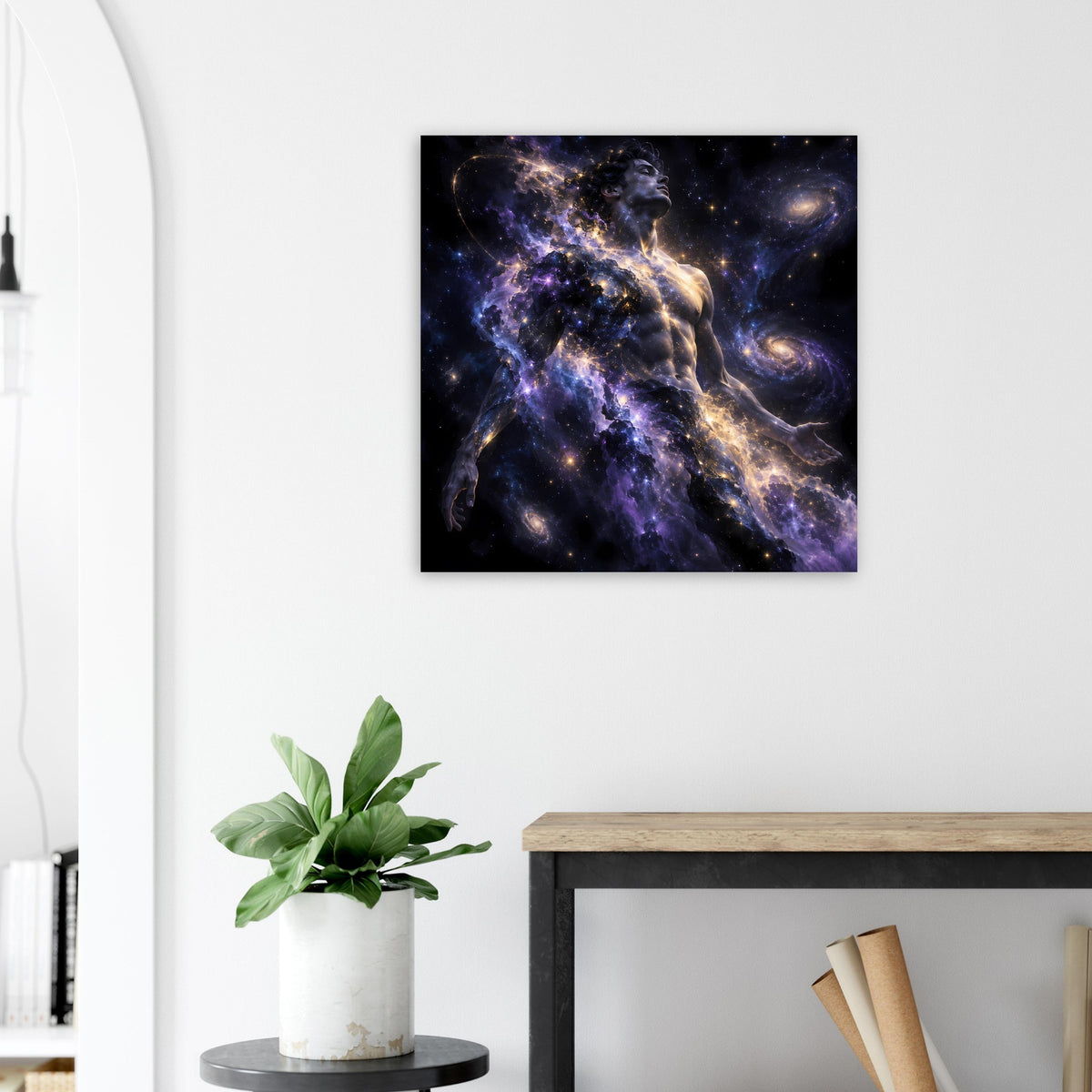 Galaxienposter im Rahmen vor heller Wand: violett-goldene Galaxieszene