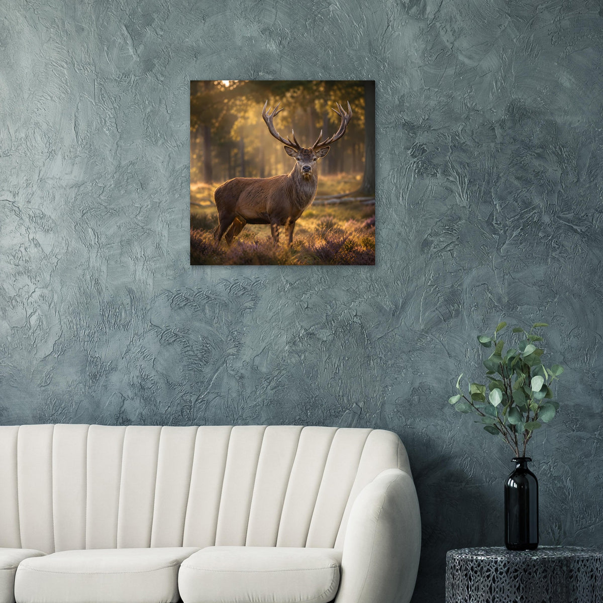 Poster mit Hirsch im Wald, braunes Tier mit Geweih, schwarzer Rahmen