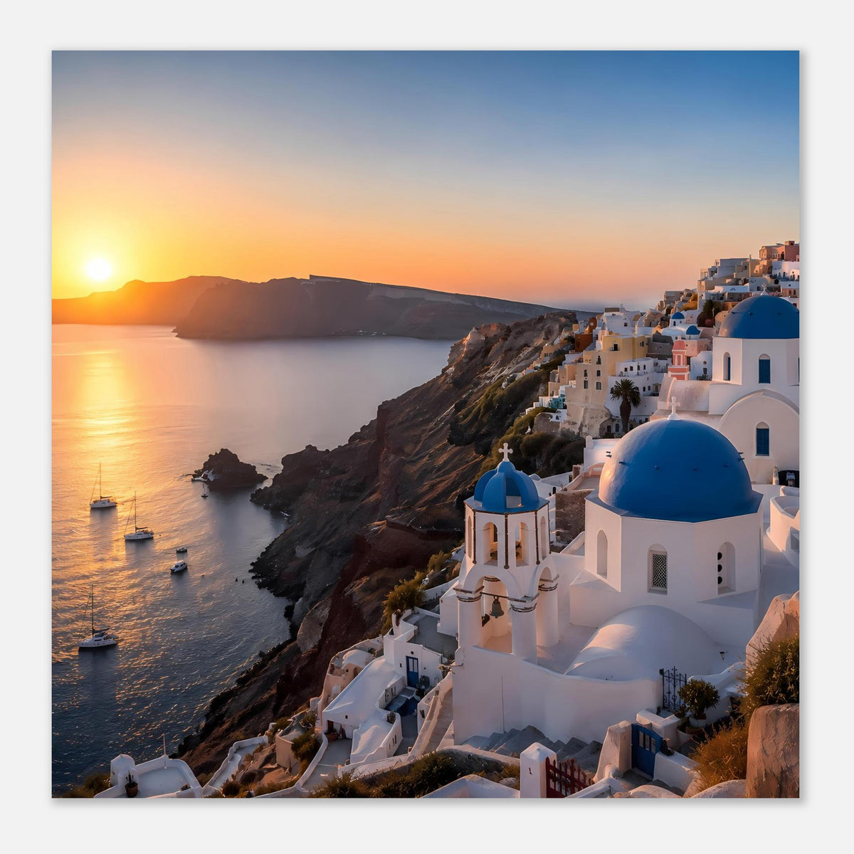 Poster mit Santorini-Kirche und blauen Kuppeln am Meer, Klippen bei Sonnenuntergang
