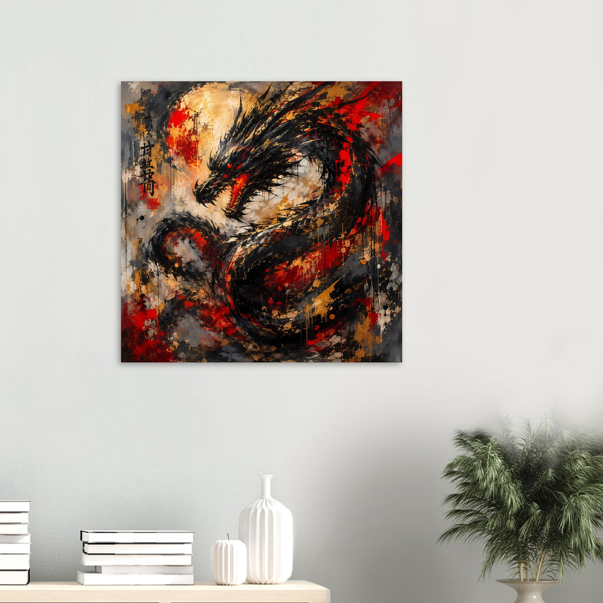 Abstraktes Drachenkunst-Poster: schwarzer Drachenflügel, rote Spritzfarbe und goldene Akzente
