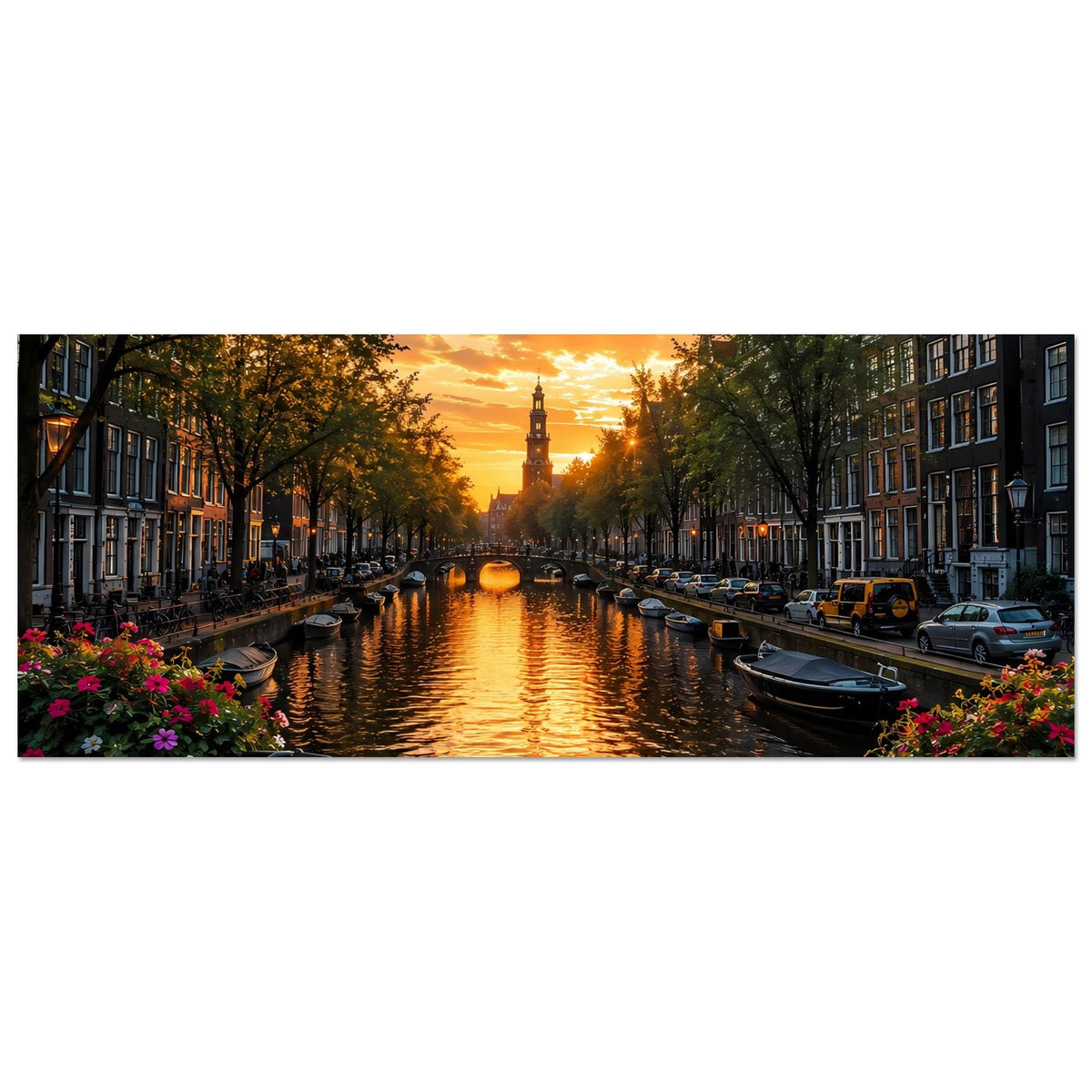 Horizontales Poster: Grachtenkanal bei Sonnenuntergang mit Häusern, Booten und Blumen