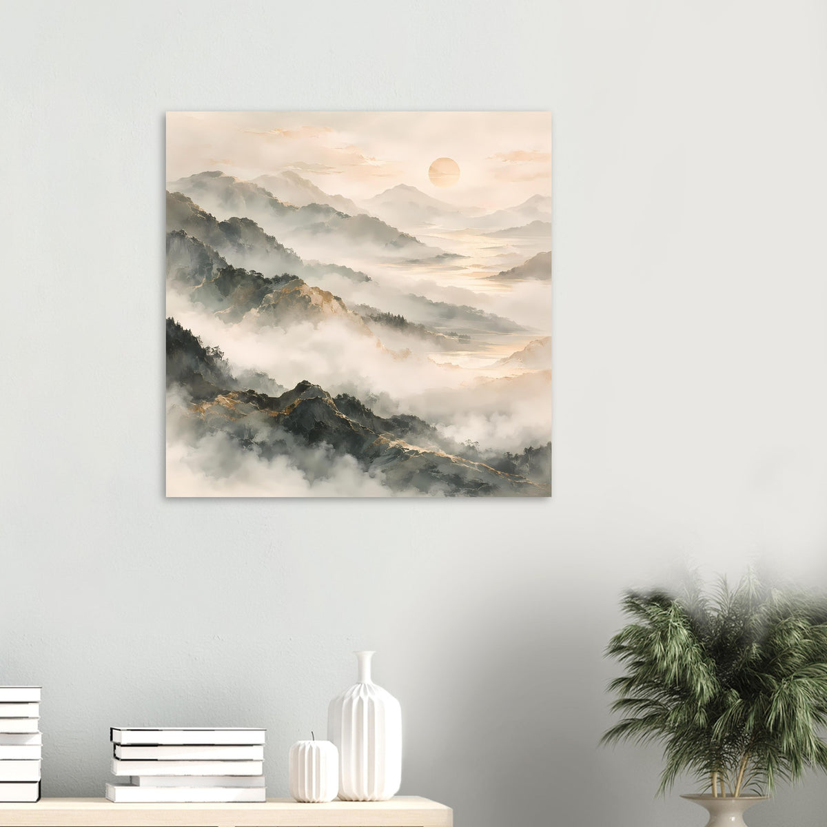 Quadratähnliches Poster mit Berglandschaft im Nebel, warmem Himmel und runder Sonnenscheibe