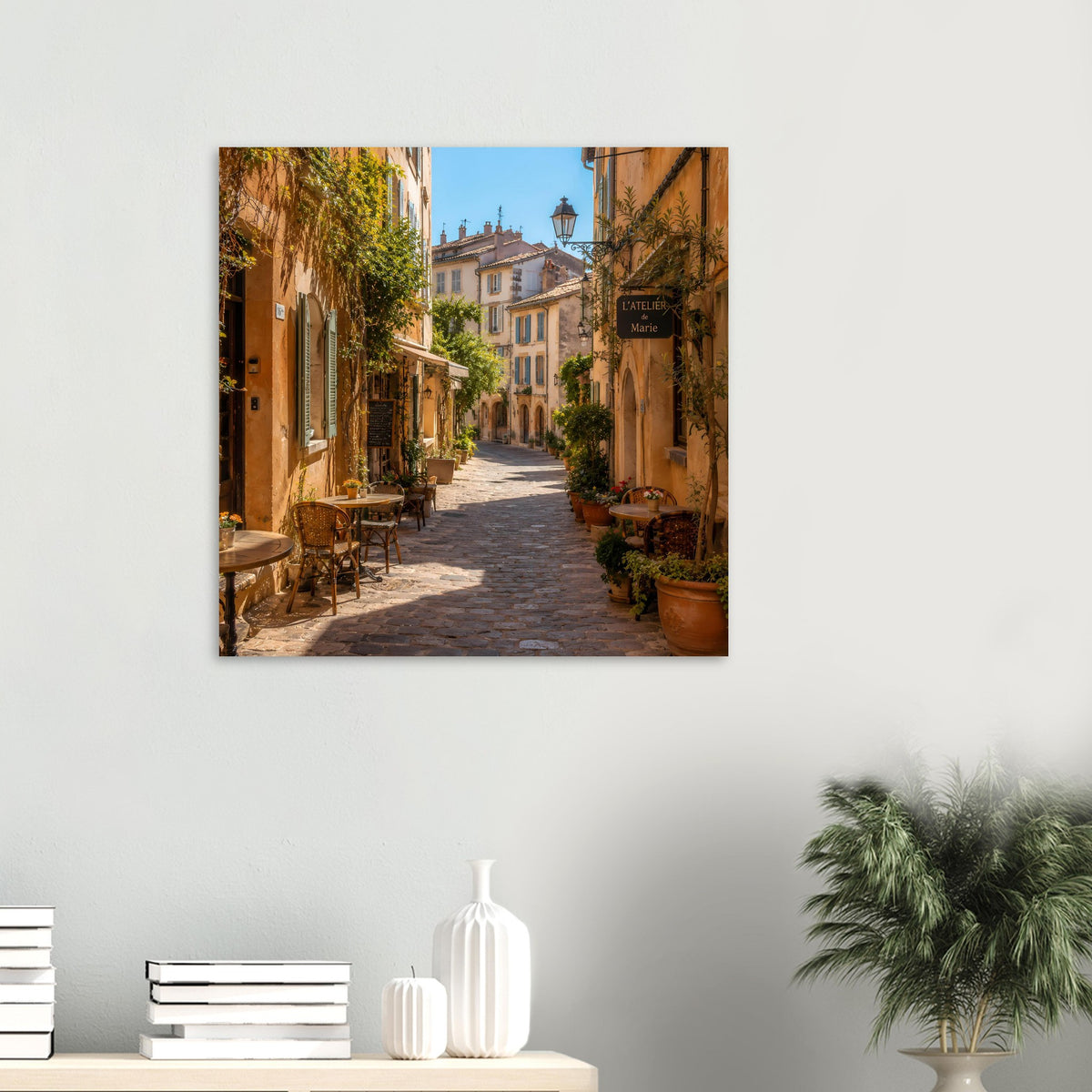 Poster mit sonniger Gasse in mediterraner Altstadt, Kopfsteinpflaster und begrünten Fassaden