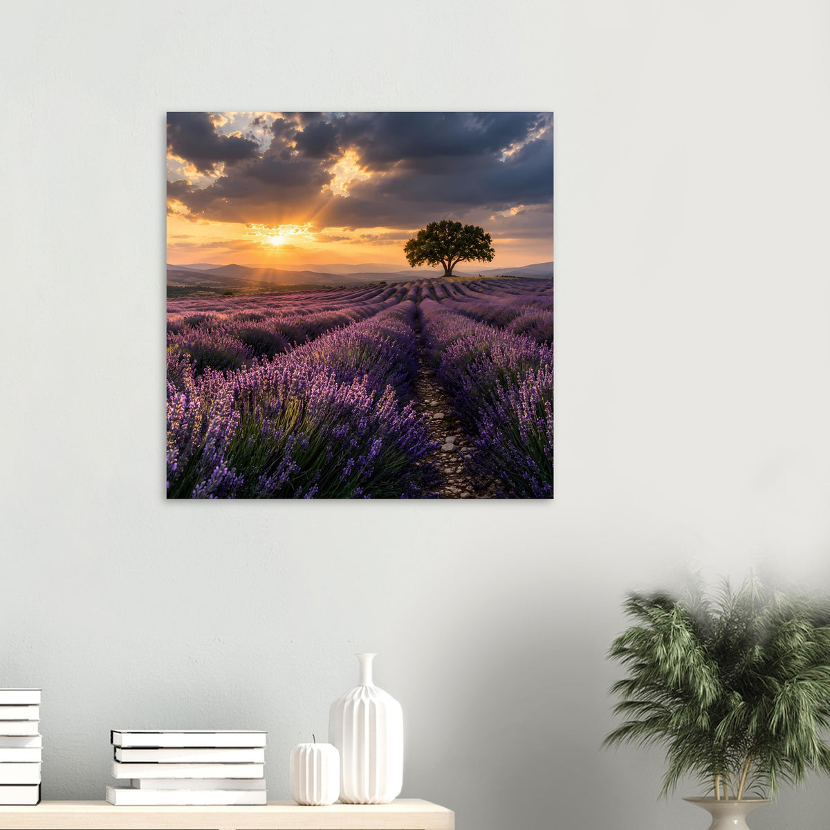 Quadratisches gerahmtes Poster mit Lavendelfeld, Weg und goldener Abendsonne