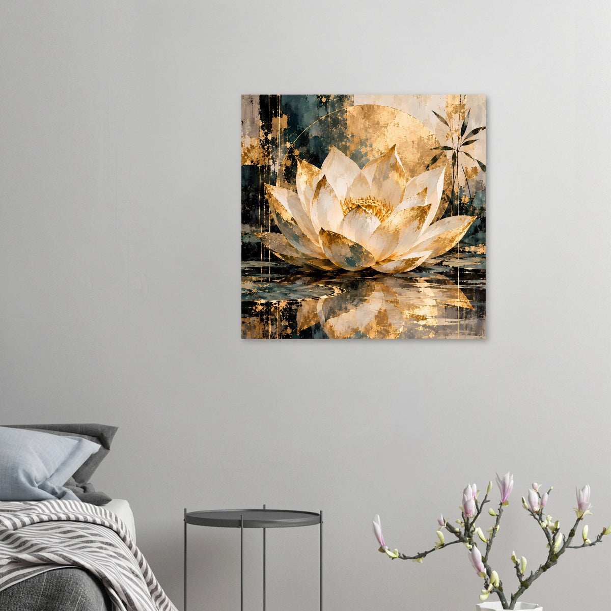 Kleines Lotus-Poster an der Wand: weiß-goldene Blüte mit goldenen Sprenkeln