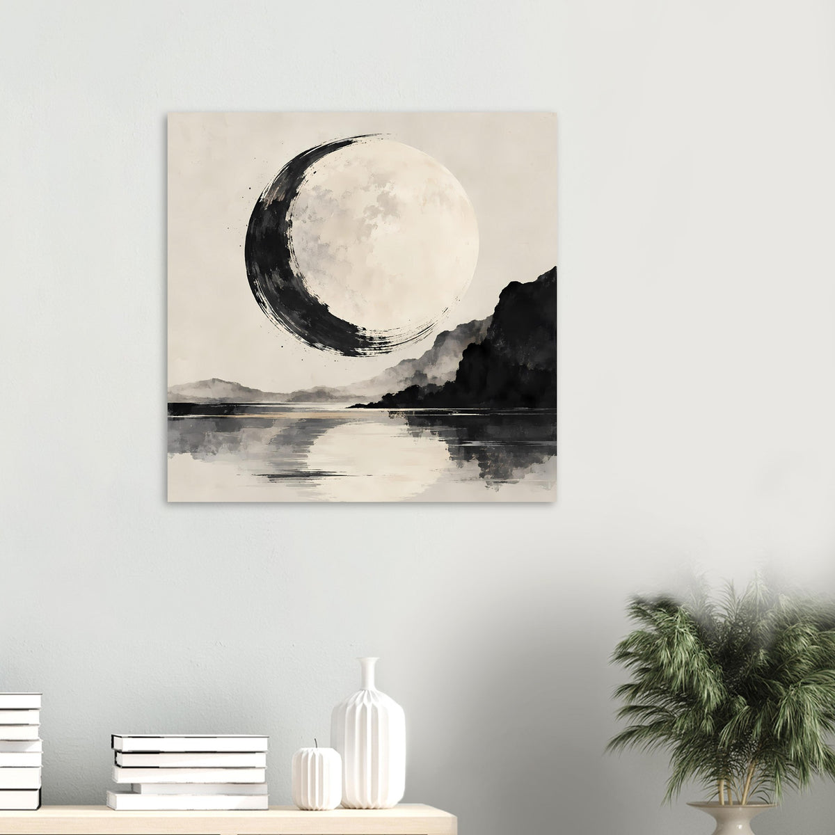 Schwarzweiß-Poster im Querformat: großer Mond, Berge und Reflexion auf dem Wasser