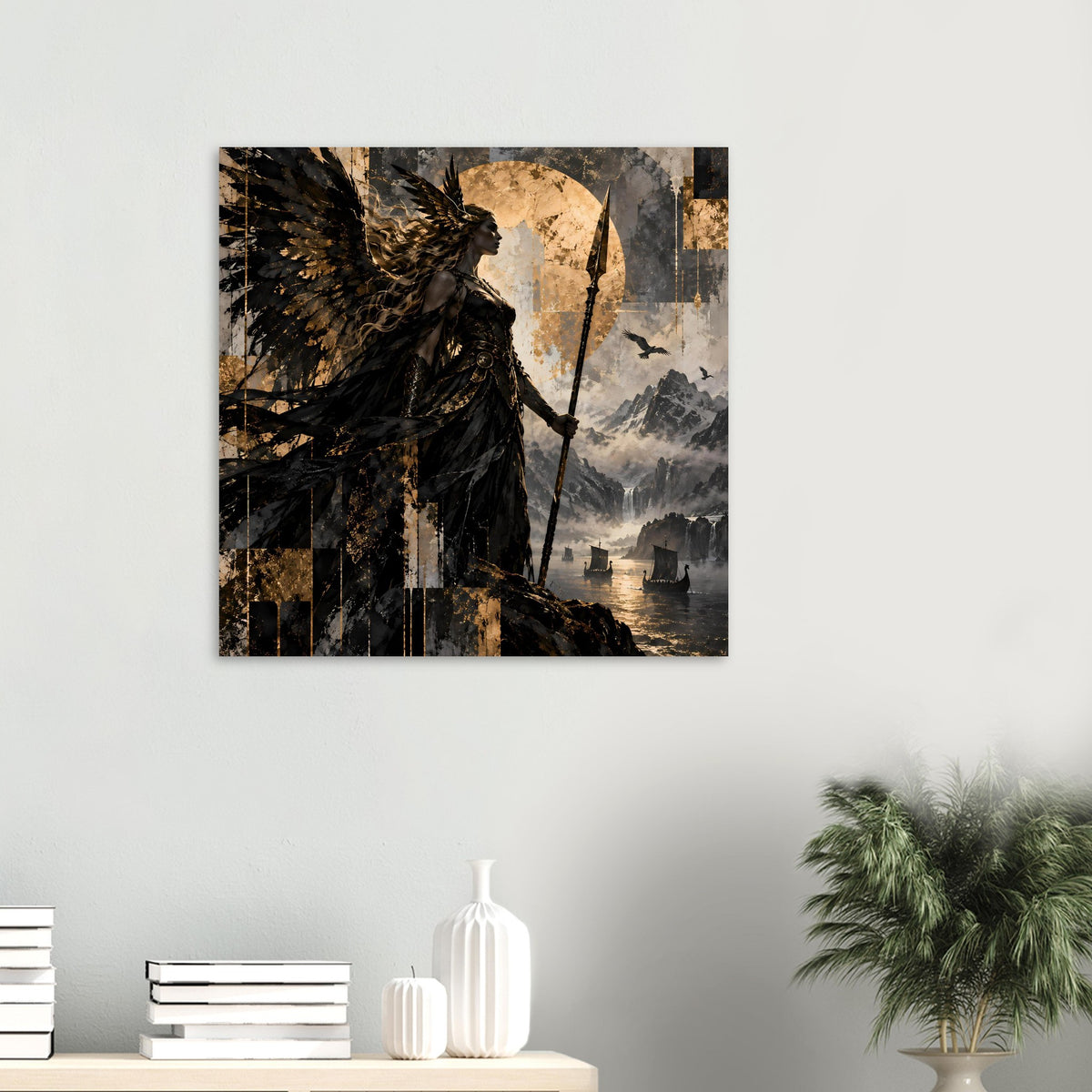 Quadratisches Kunstposter mit schwarzer geflügelter Kriegerin, goldener Scheibe und Nebel