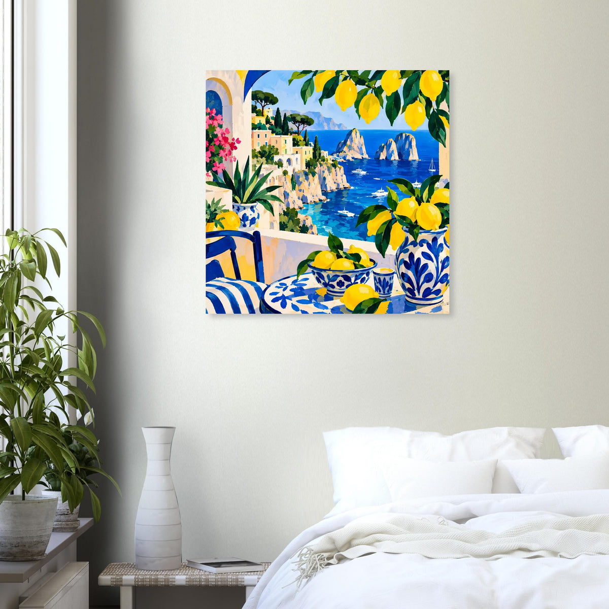 Gerahmtes Poster mit Blick auf Küste und Meer, gelbe Zitronen und blaues Blumenmotiv