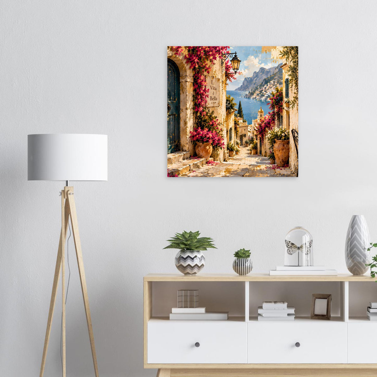 Poster mit mediterraner Gasse, roten Blütenranken, Kübelpflanzen und Blick auf Berge