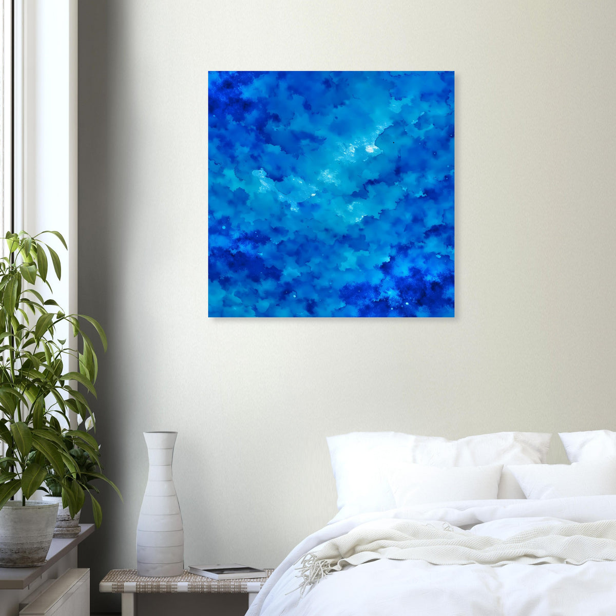 Blaues abstraktes Kunstposter mit Wolkenstreifen in leuchtendem Blau