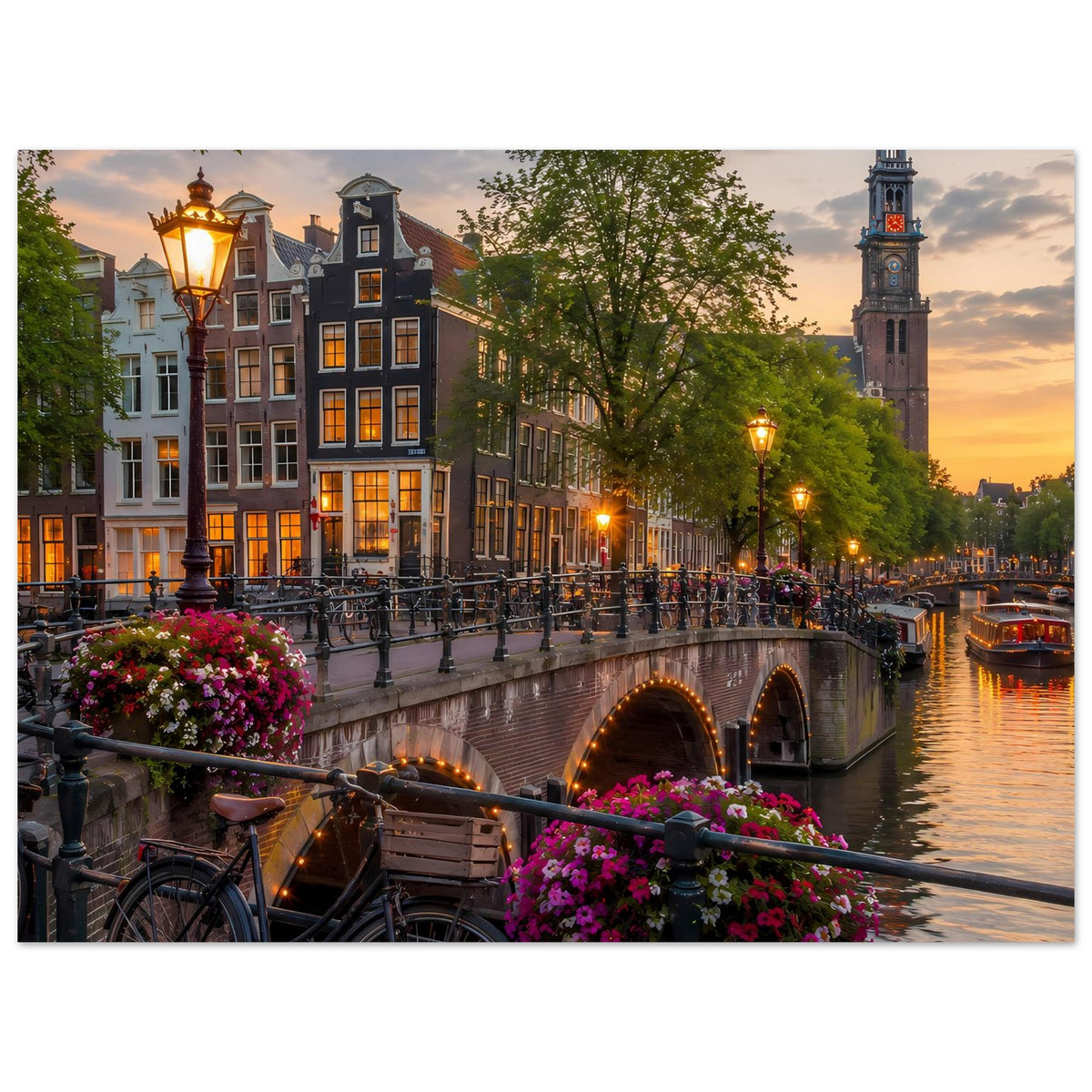 Breites Poster mit Abendlicht am Amsterdamer Kanal, Brücke, Laternen und Wasser