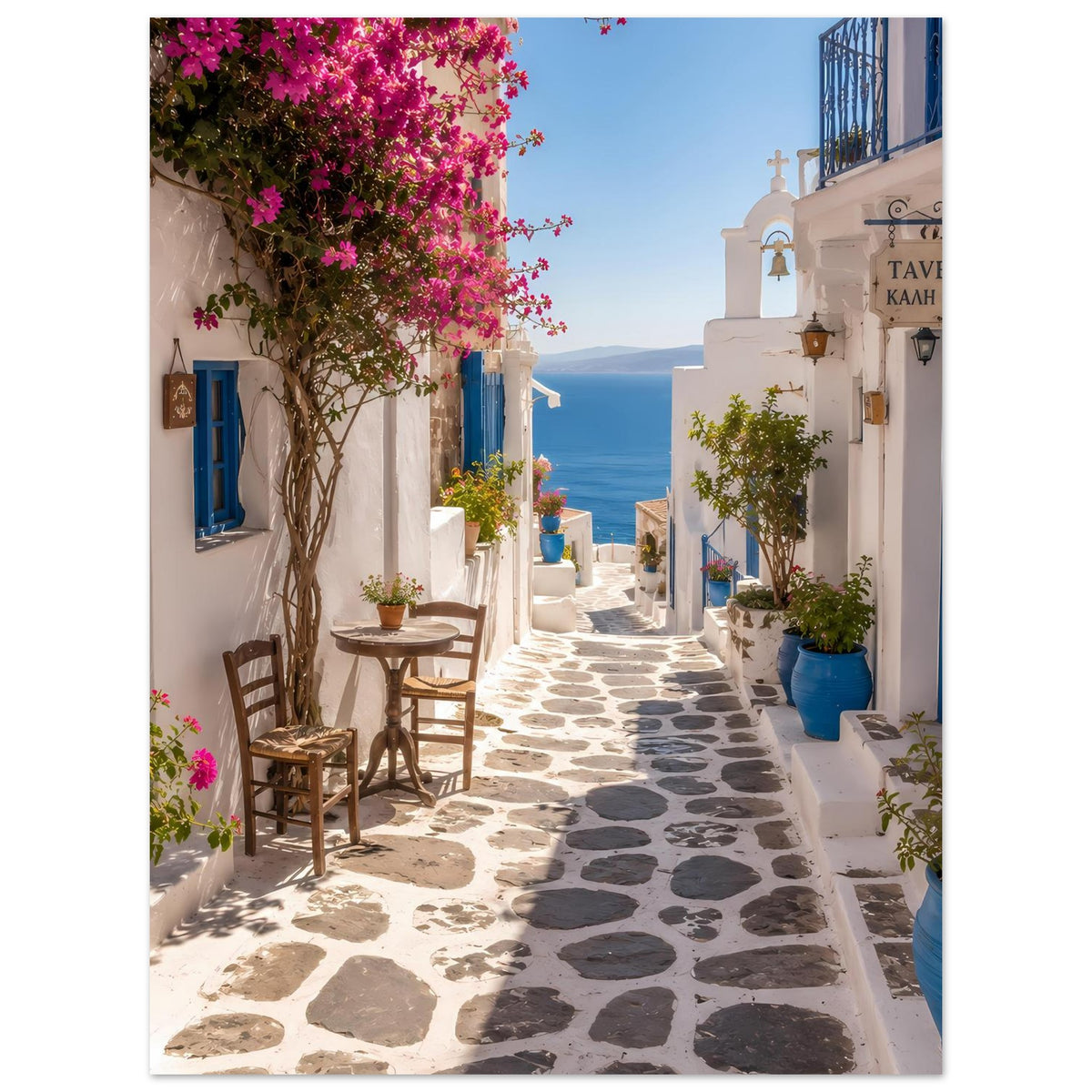 Kunstposter einer mediterranen Gasse mit blauen Türen, rosa Bougainvillea und Steinweg