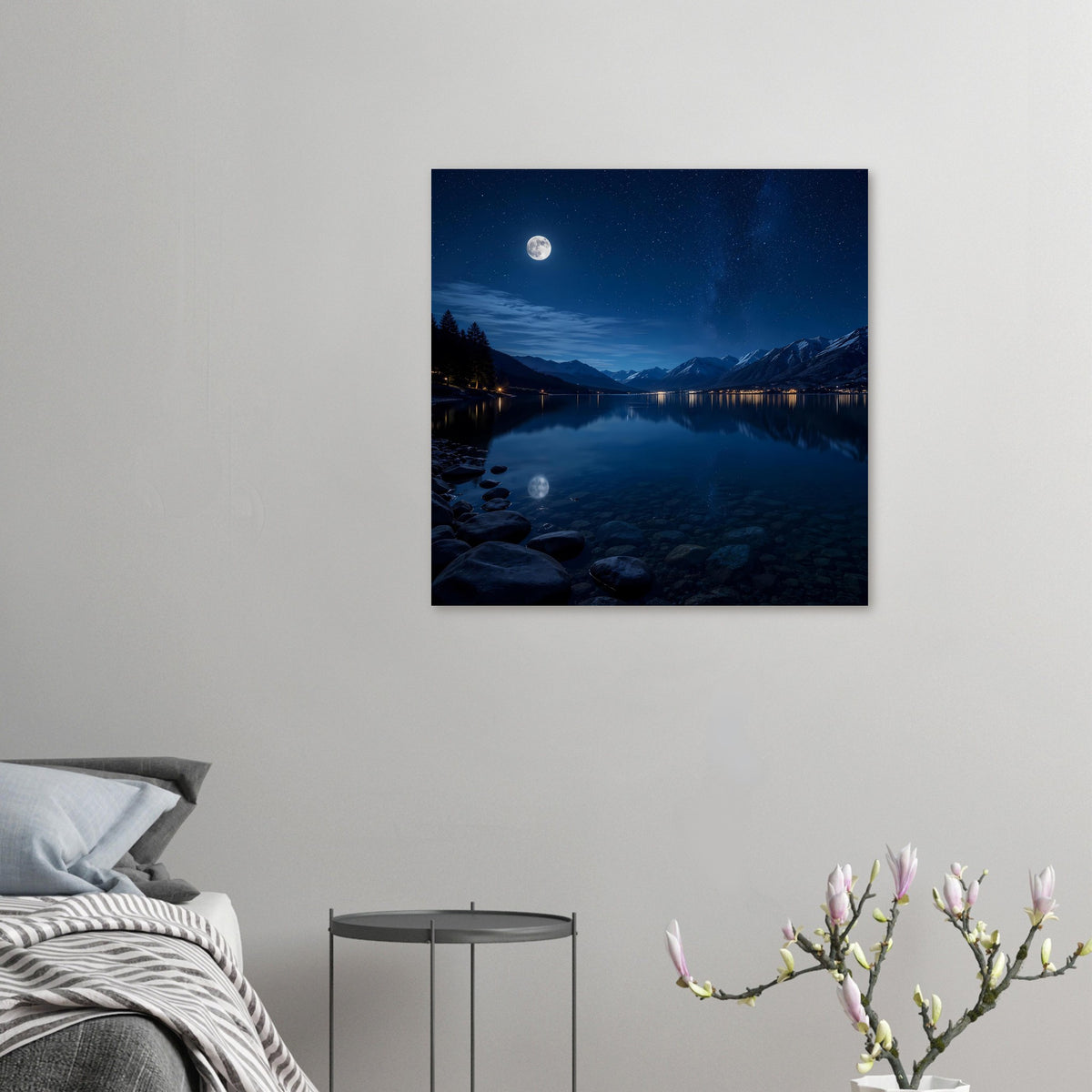 Kleines Poster mit Mond über Bergsee, blauem Seespiegel und felsigem Ufer