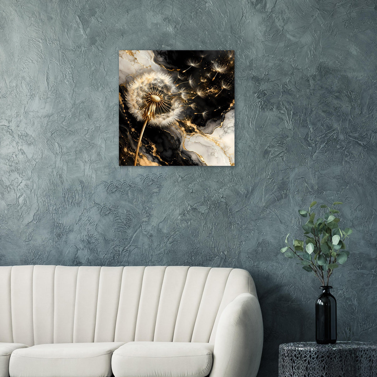Quadratisches Poster mit Pusteblume in Schwarz und Gold, zentrale Blüte mit glitzernden Partikeln