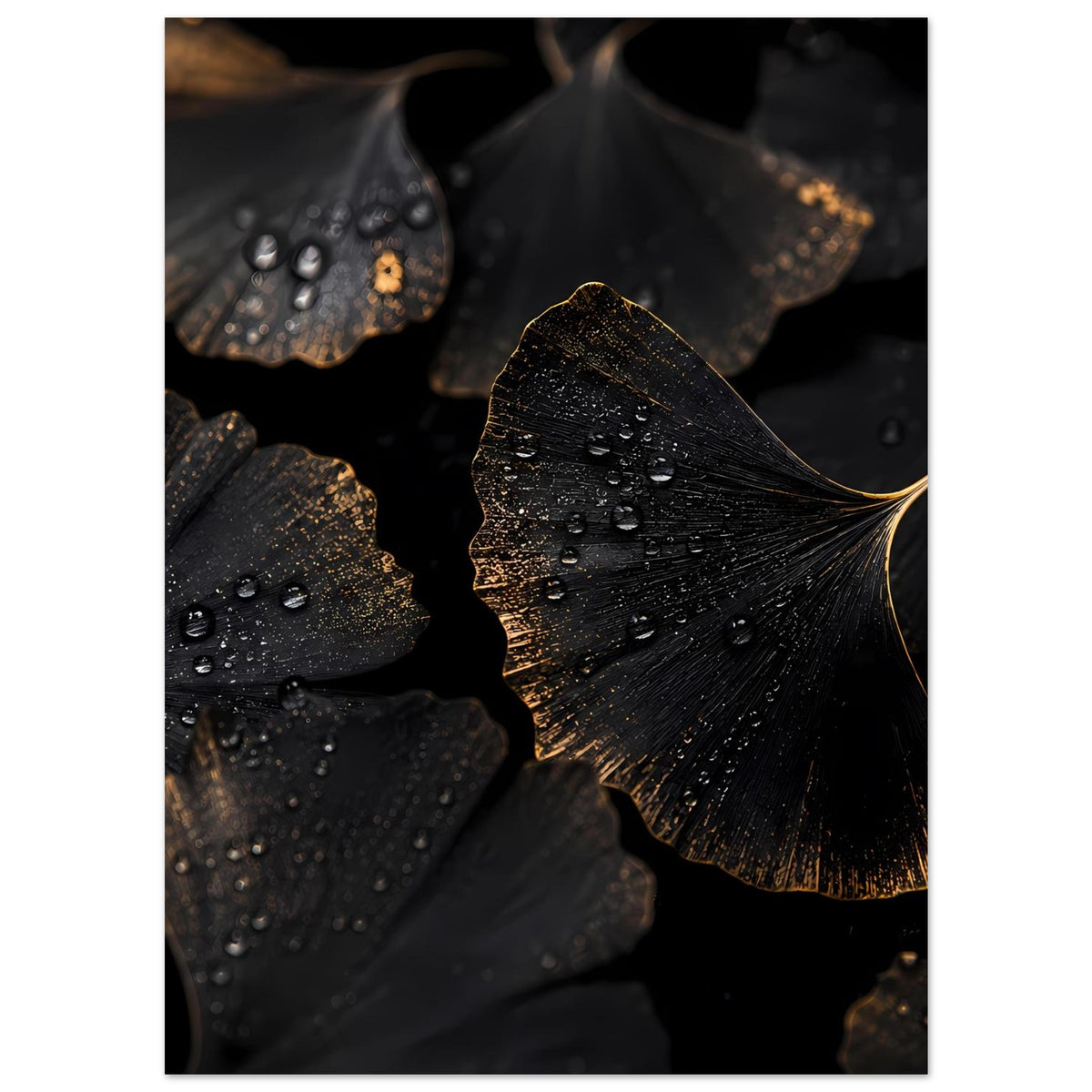 Poster im Hochformat mit Ginkgo-Blättern, dunklem Hintergrundmotiv und goldenen Akzenten