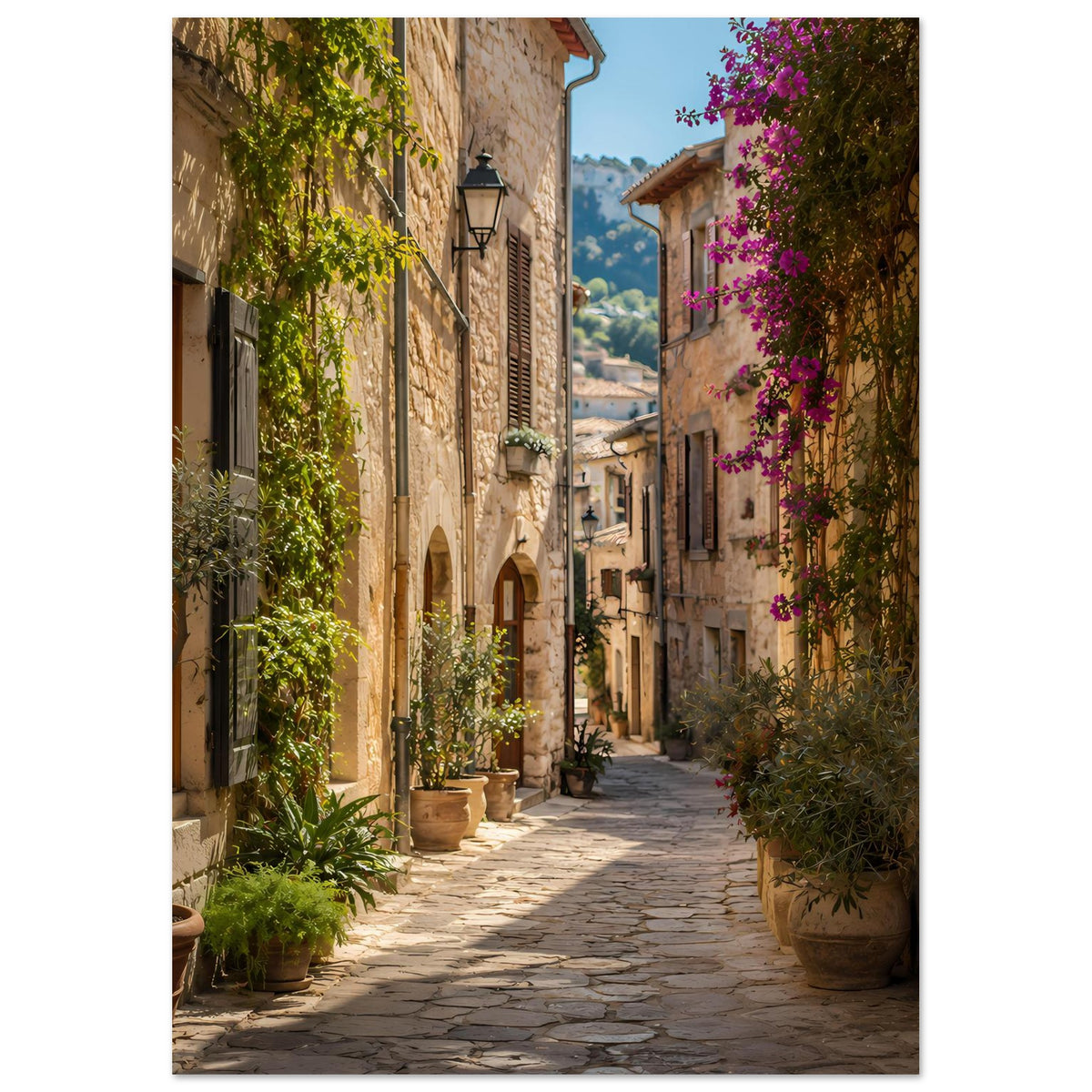Mediterranes Poster in Hochformat: Gasse mit Steinhäusern, Pflanzenkübeln und lila Blüten