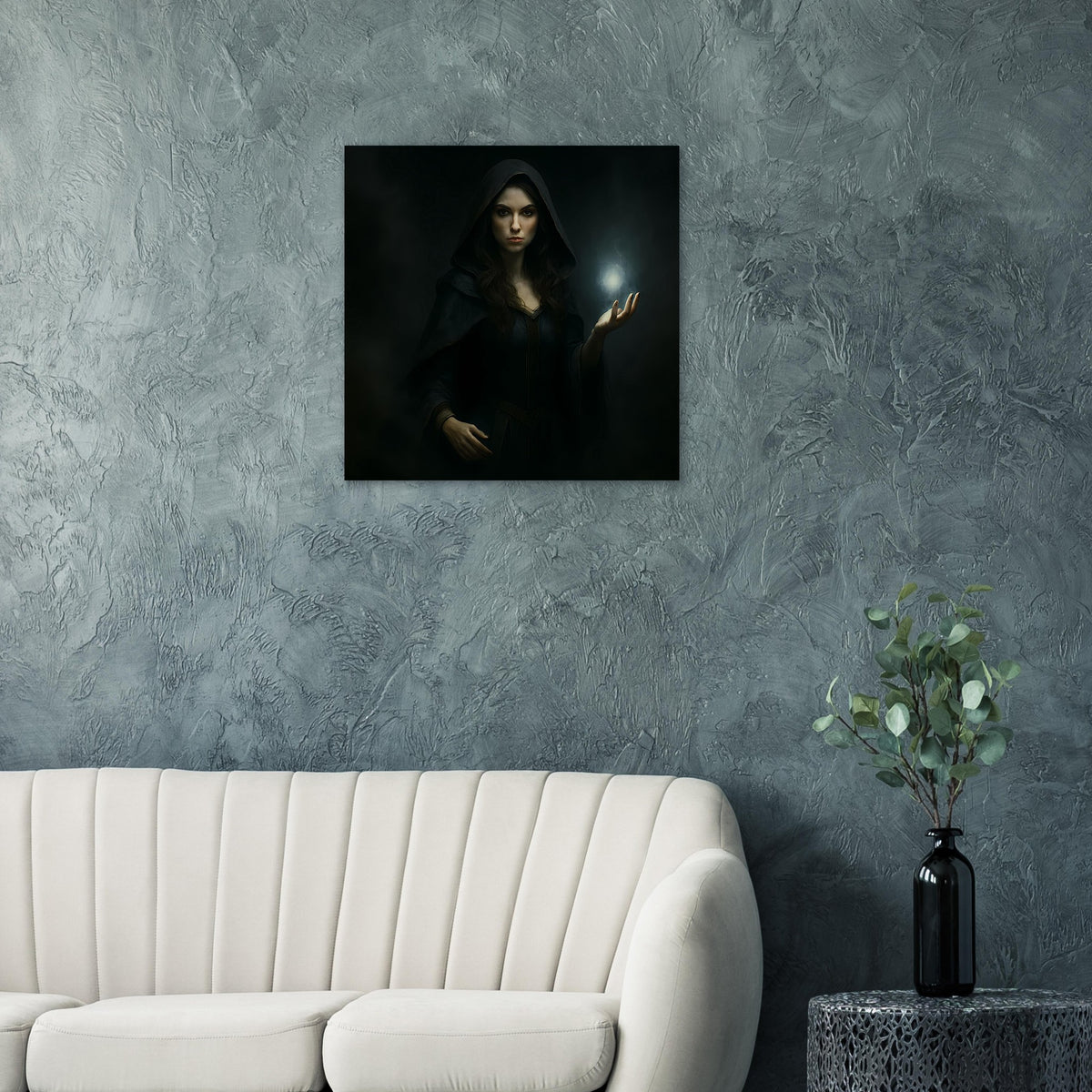 Dunkles Fantasy-Poster: Hexe im Kapuzenumhang, Blick zum Betrachter, leuchtender Zauber an der erhobenen Hand