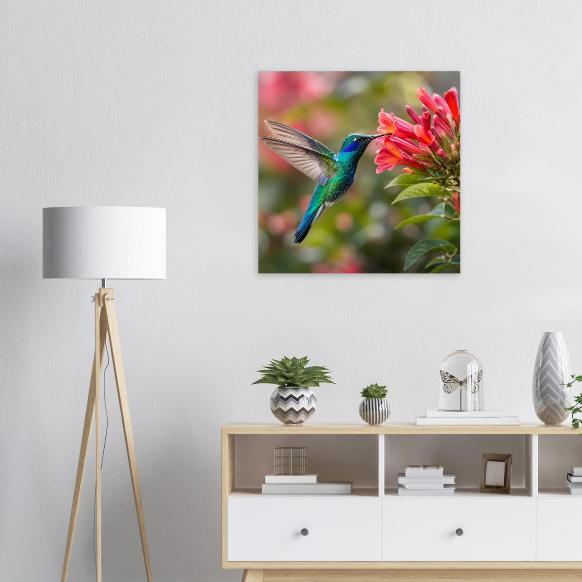 Gerahmtes Naturposter mit Kolibri im Flug und rosa Blüten